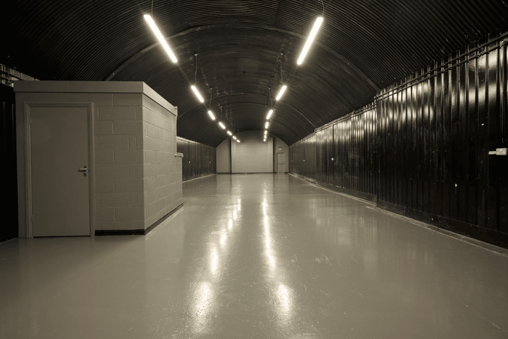 An empty arch with lining and a WC cubicle to the back